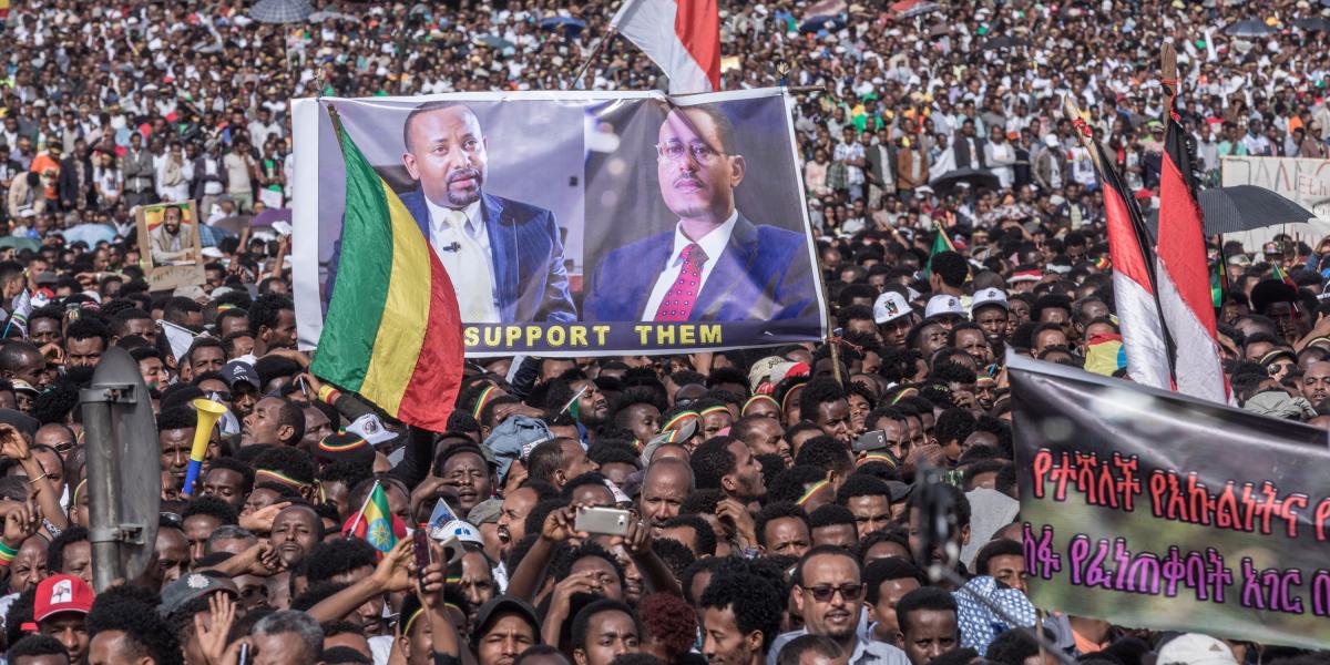 Abiy támogatói, transzparensükön a miniszterelnök képével. Fotó: YONAS TADESE / AFP