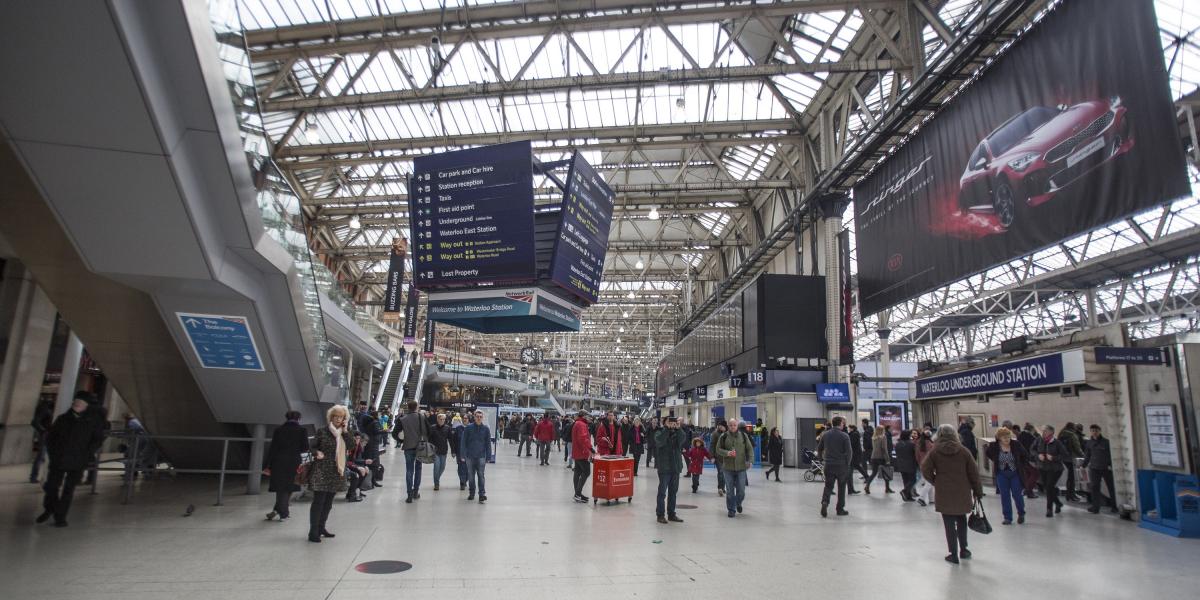 2019-ben is tömegével hagyják el az országot a biztos megélhetést kereső fiatalok - London, Waterloo állomás - AFP fotó