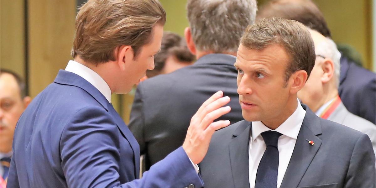 Sebastian Kurz osztrák kancellár (balra) és Emmanuel Macron francia kormányfő beszélget a brüsszeli uniós csúcs nyitónapján Fotó