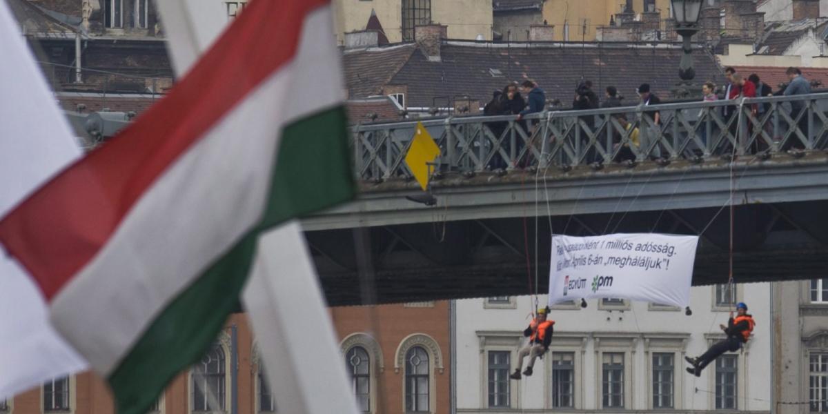 A Lánchídról lógva „köszönték meg” Orbánnak a családonként egymilliós devizahitelt az Együtt–PM politikusai FOTÓ: MTI /KALLOS BE