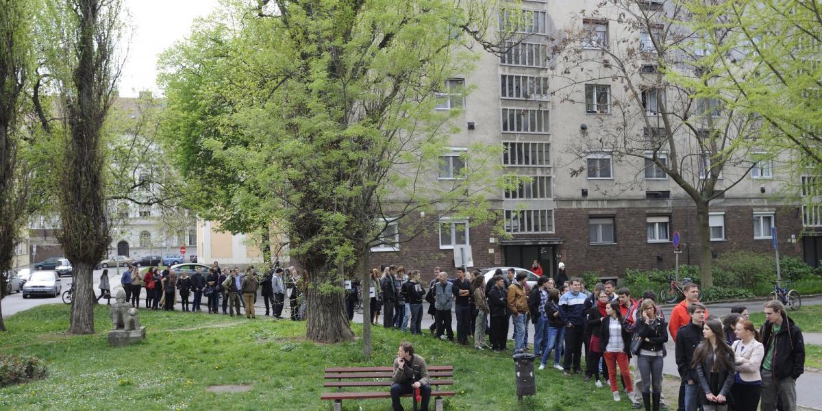 Nem szegedi lakcímű, átjelentkező szavazók állnak sorban a szegedi Tömörkény István Gimnázium előtt 2014. április 6-án. A csongr