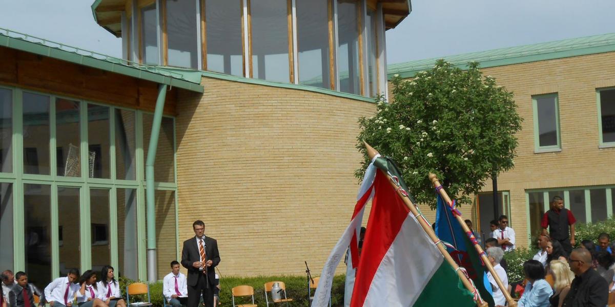 Pécs, Gandhi Gimnázium, ballagás/2013. Fotó: Facebook.  