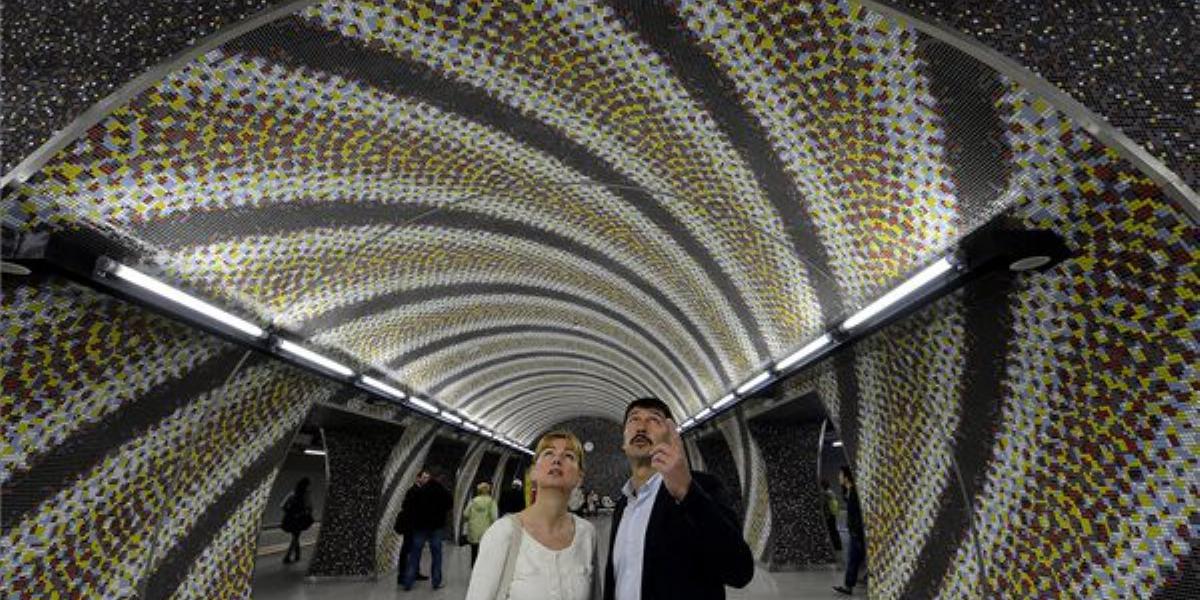 Áder János köztársasági elnök és felesége, Herczegh Anita a 4-es metró Gellért téri állomásán 2014. április 11-én. Az elnöki pár