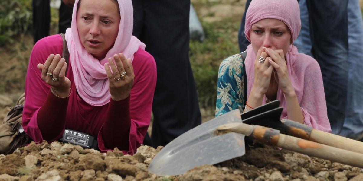 Muszlim asszonyok imádkoznak az egyik feltárt srebrenicai tömegsírnál. Fotó: Sean Gallup/Getty Images