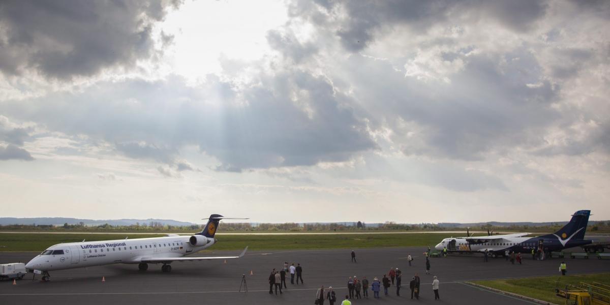 A Lufthansa Regional Frankfurtból és az InterSky légitársaság Friedrichshafenből érkező gépe sármelléki repülőtéren 2014. áprili