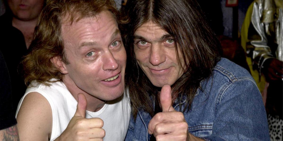 A 2000-ben készült felvételen az együttes két tagja Angus Young, (balra) és fivére Malcolm Young.  (Fotó: Newmakers/GettyImages)