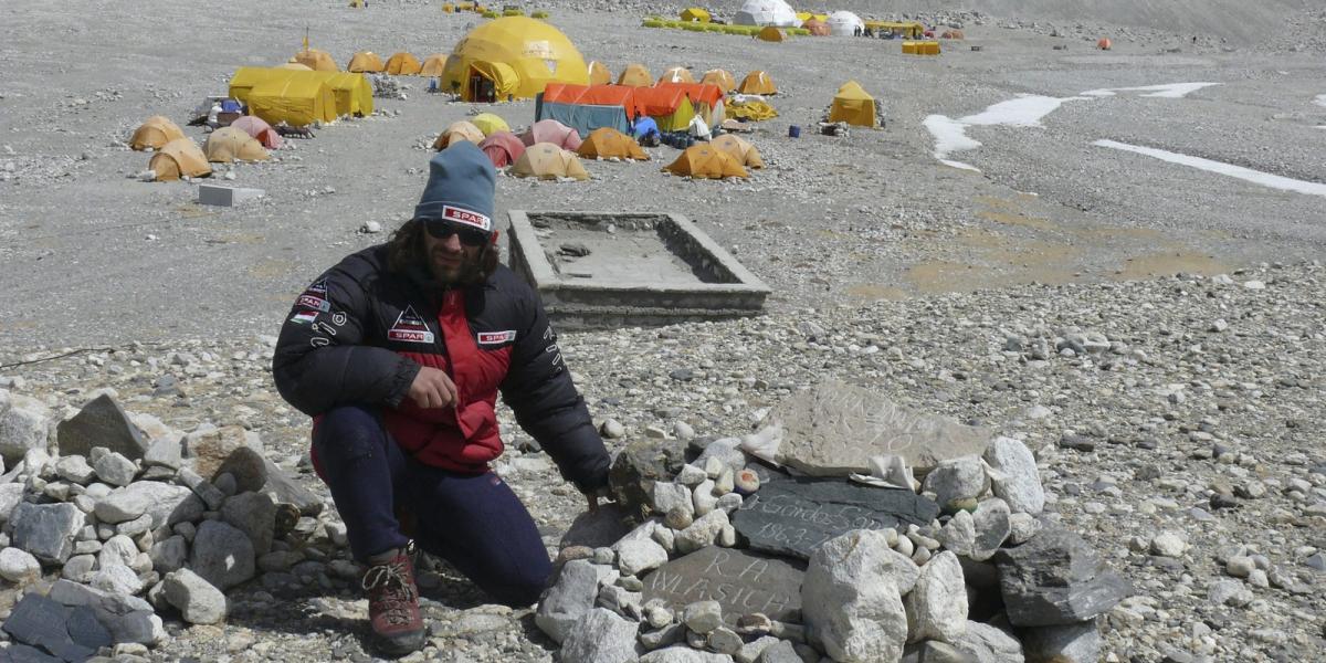 Mount Everest alaptábor, 2014. április 16. Egykori társaira, Várkonyi Lászlóra és Gárdos Sándorra emlékezik Klein Dávid hegymász