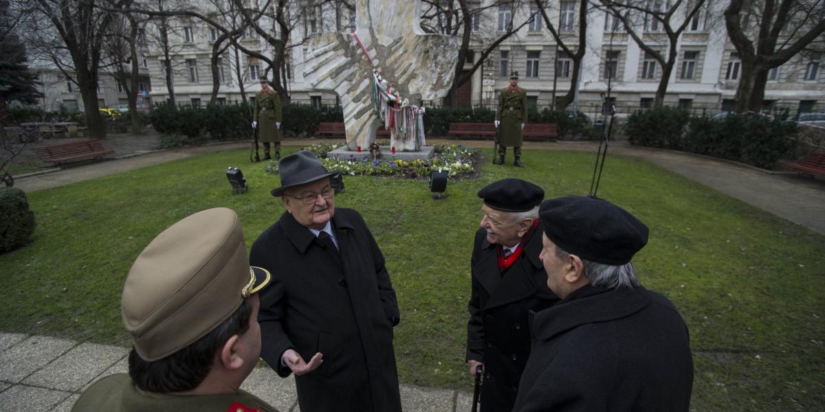 Boross Péter a GULAG Rabok Emlékművénél, a kommunizmus áldozatainak emléknapján. Fotó: BIELIK ISTVÁN, Népszava