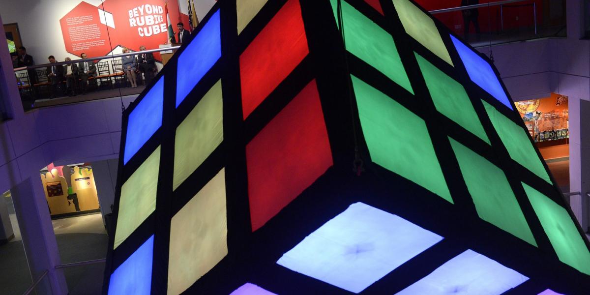 A Beyond Rubik`s Cube (Túl a Rubik-kockán) című kiállítás megnyitója, a Jersey Cityben található Liberty Science Centerben (LSC)