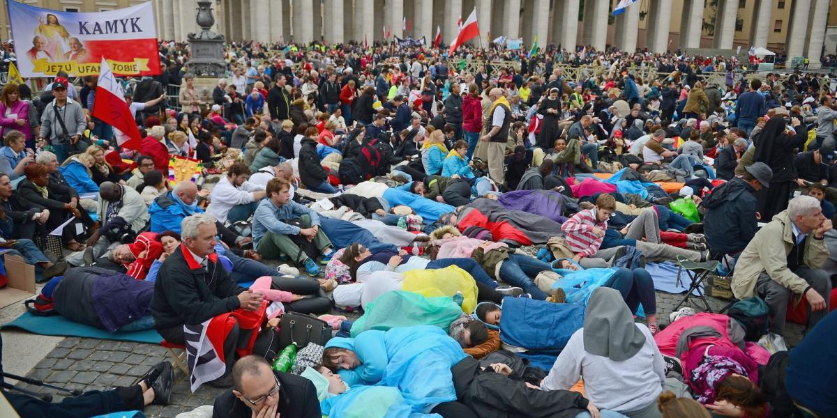 Zarándokok a Szent Péter téren. Fotó: Jeff J Mitchell/Getty Images