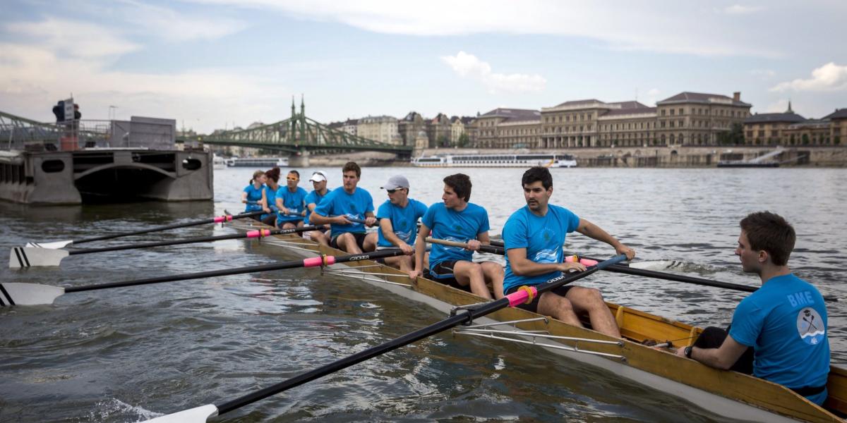 Készülnek a Dunai Regatta egyetemi evezősversenyre a budapesti Műegyetem rakparton 2014. május 1-jén. Fotó: Mohai Balázs/MTI