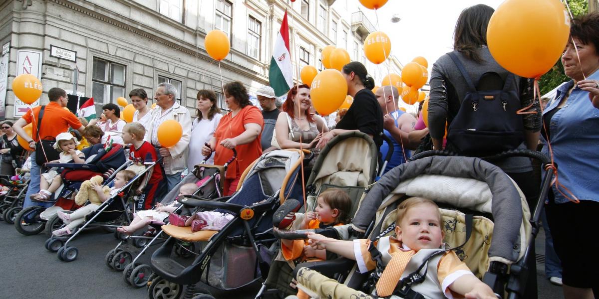 A Fidesz „babakocsis” tüntetése 2009 májusában – kormányon már kevésbé voltak fontosak a gyermekesek. Fotó: Bielik István/Népsza