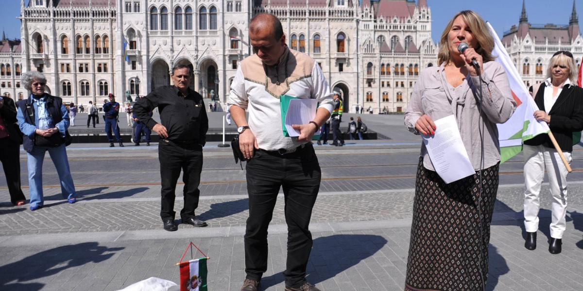 Nemcsak a föld, a szög is kibújt a zsákból – Gaudi-Nagy mellett Morvai Krisztina, a Jobbik listavezetője a keddi tüntetésen FOTÓ