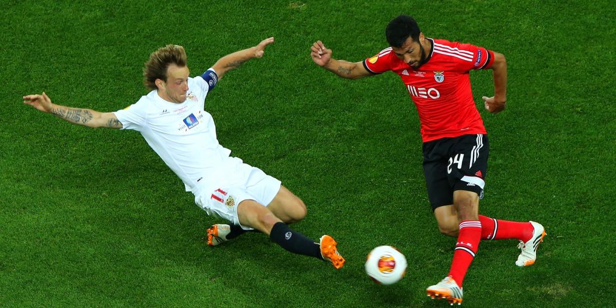 A támadó (Rakitic) szerelné a védőt (Garay). Ím, nagy volt a küzdelem fotó: Ian Walton/Europress/Getty Images.