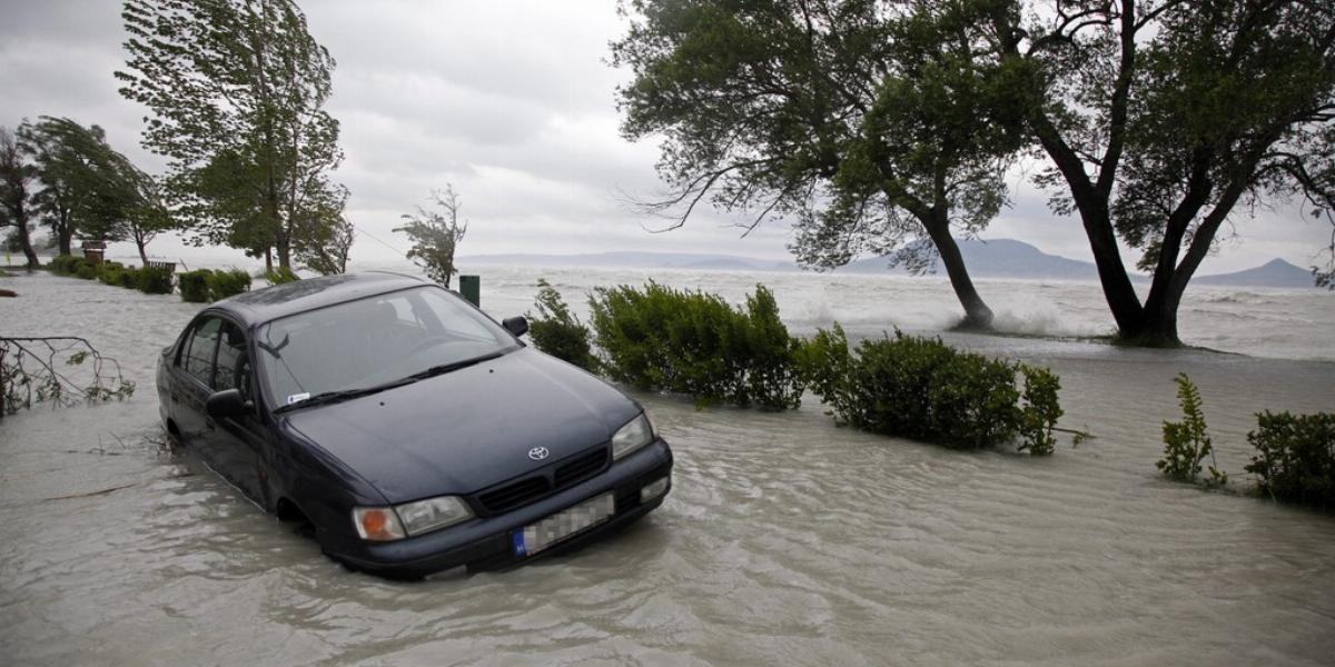 Víz alatt álló utca Fonyódon, ahol az erős északi szél miatt kiöntött a Balaton. MTI Fotó Varga György