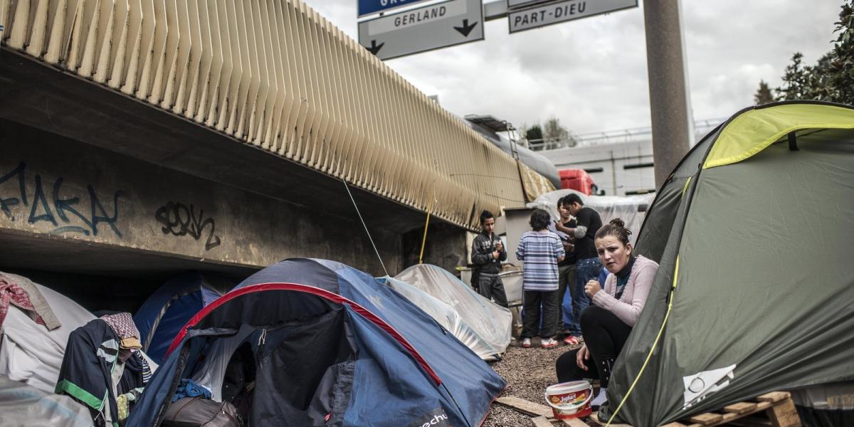 Illegális albán menekülttábort számoltak fel Lyonban. Fotó: Alexander Roth-Grisard, Getty Images.