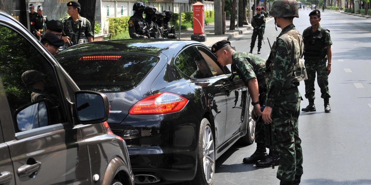 Thaiföld, Bangkok 2014 május 23. Katonák ellenőrzik a járműveket  Fotó: Rufus Cox Getty Images