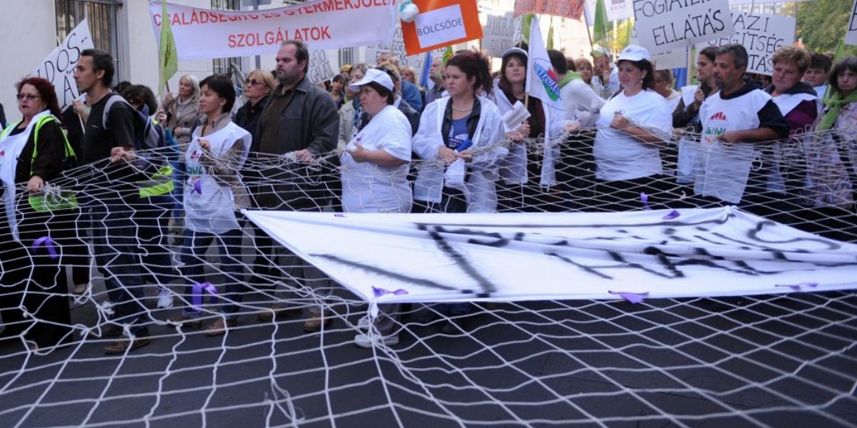 Figyelmeztető demonstráció a szaktárcánál FOTÓ: VAJDA JÓZSEF