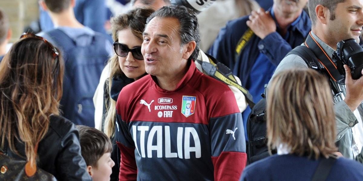 Prandelli a covercianói edzőtáborban, szurkolók között  - Fotó: Gettyimages