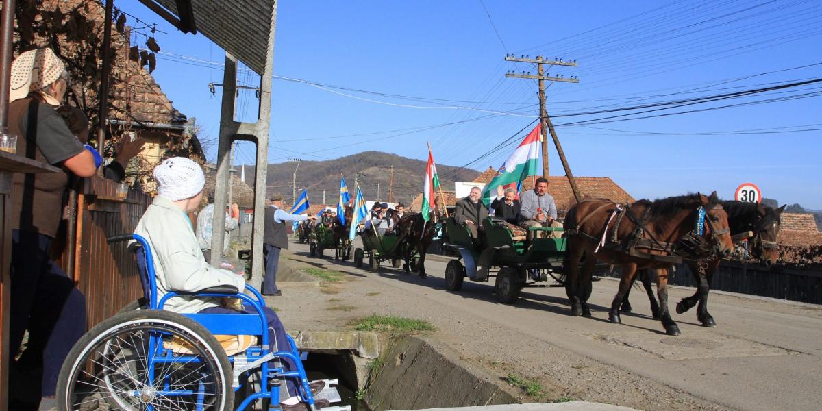 A magyar és székely zászlót vivő szekérkaraván a Maros megyei Makfalván halad át úton a nagy menetelésre FOTÓ: MTI/BODA L. GERGE