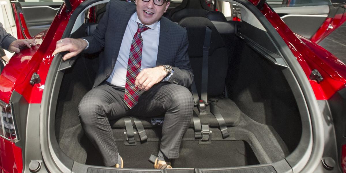 Alexander Dobrindt német közlekedési miniszter ül egy Tesla autóban a májusi lipcsei autóshow-n.  Fotó: Getty Images