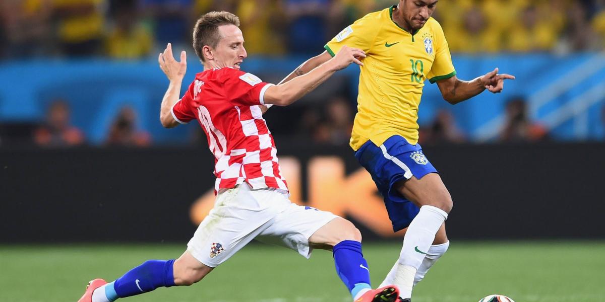 Sztárok harca. A madridi Modric és a brazilok ifj ú zsenije, Neymar viaskodik a labdáért FOTÓ: EUROPRESS/GETTY IMAGES/BUDA MENDE