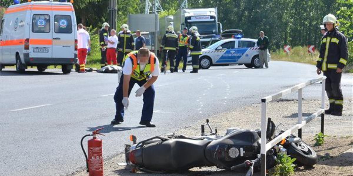 Baleset helyszíne Nyírturán 2014. június 16-án, ahol egy motoros személygépkocsival ütközött össze. A motoros a helyszínen megha