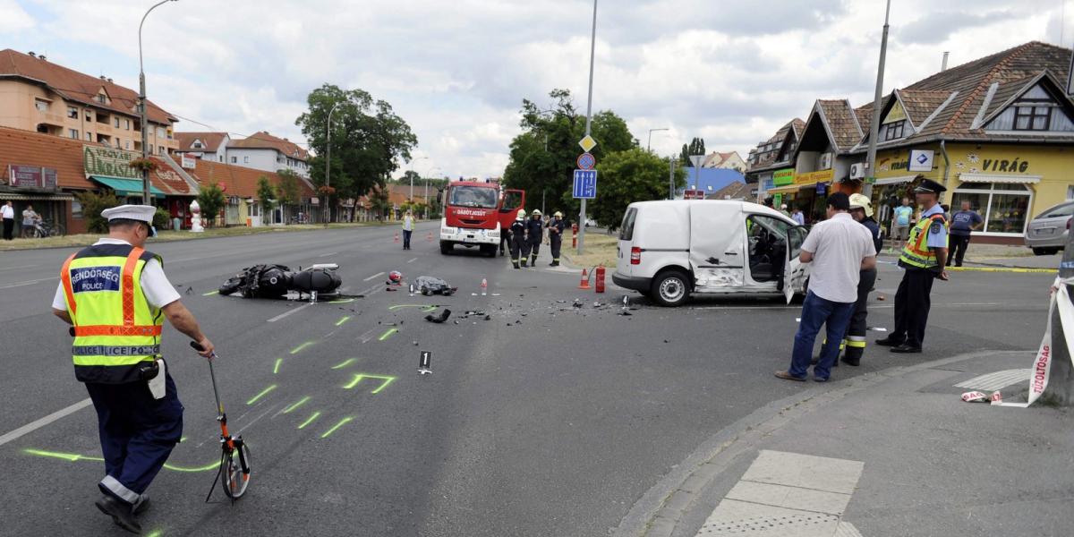 Helyszínelnek a főváros XVII. kerületében, ahol  meghalt egy motoros, miután egy kisteherautóval ütközött. MTI Fotó: Mihádák Zol