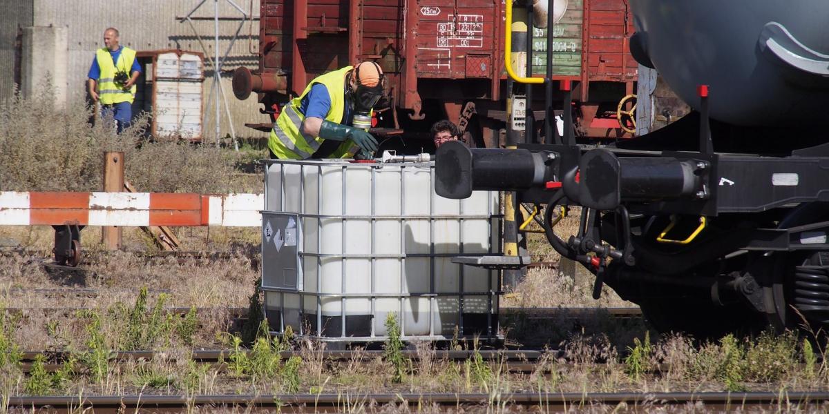 Szakemberek dolgoznak a kiskunhalasi vasútállomáson, ahol műszaki hiba miatt sósav szivárog egy 62 köbméteres tartályból. Fotó: 