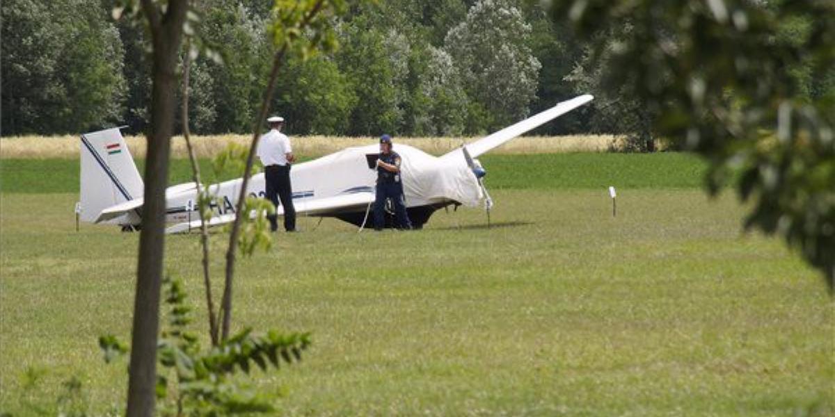 Rendőrök helyszínelnek a pusztaszeri repülőtéren. FOTÓ: MTI, Donka Ferenc