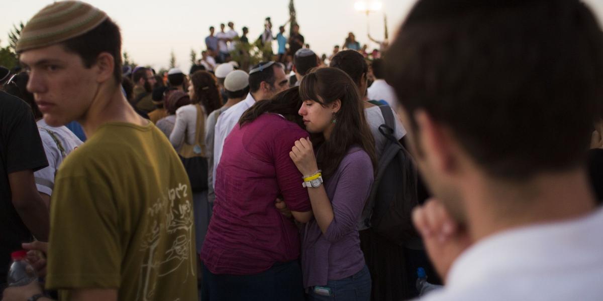 Izrael, 2014, gyász. Július 1-én holtan találták az elrabolt három izraeli tizenévest.  Fotó: Getty Images