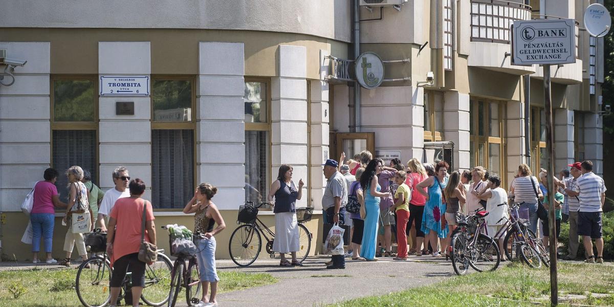 Tanácstalan ügyfelek egy kecskeméti fiók előtt. Fotó Ujvári Sándor/MTI