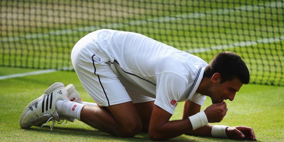 Novak Djokovics fűevéssel (is) ünnepelte wimbledoni diadalát.  Fotó: Al Bello/Getty Images.