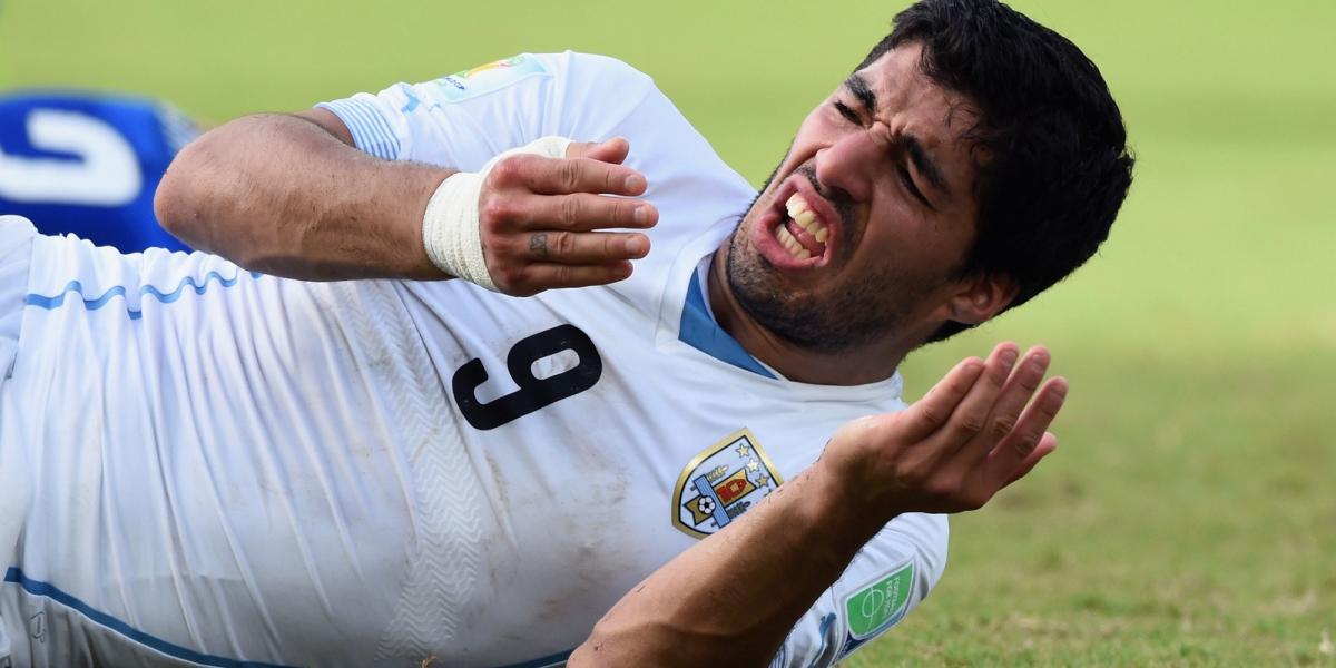 Suárez, a harapás után. Fotó: Matthias Hangst, Getty Images