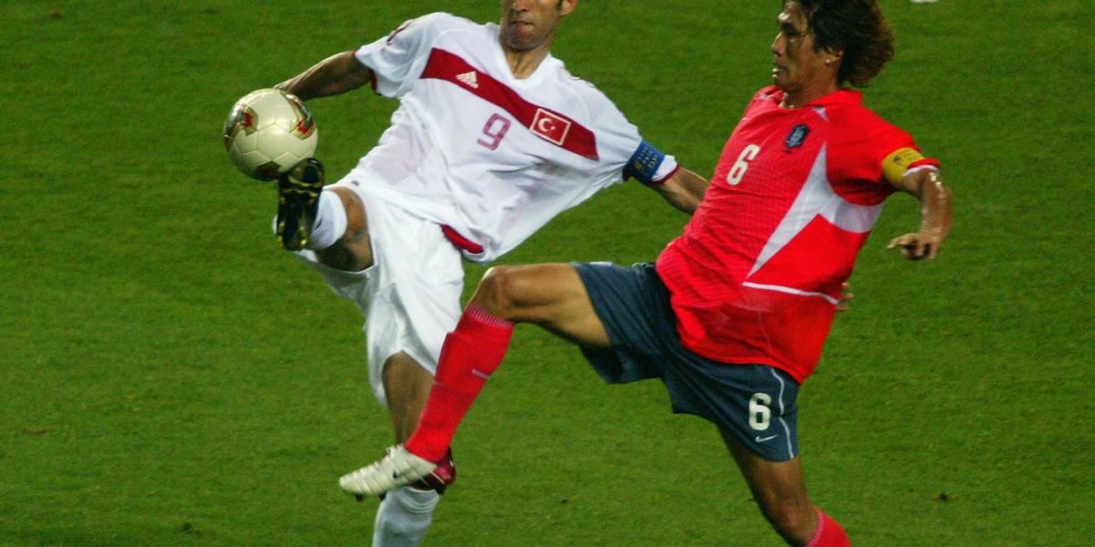 Hakan Sükür (balra) történelmet írt 2002-ben  Fotó: Gettyimages.