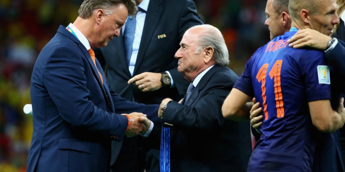 Van Gaal büszkén vette át Sepp Blatter FIFA-elnöktől a harmadik helyért járó bronzérmet FOTÓ: EUROPRESS/GETTY IMAGES/ROBERT CIAN