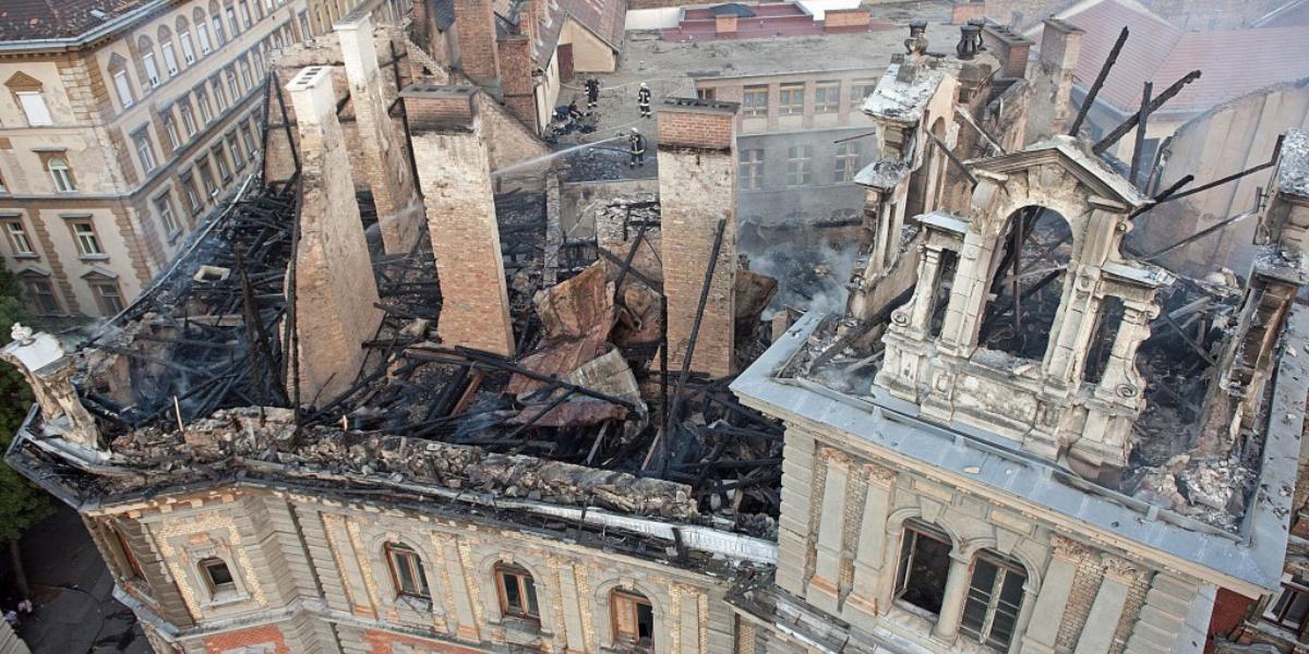 Az öreg, kiszáradt tetőszerkezeten pillanatok alatt elterjedtek a lángok, különösen azért, mert a tűzzárón téglafalazatokat korá