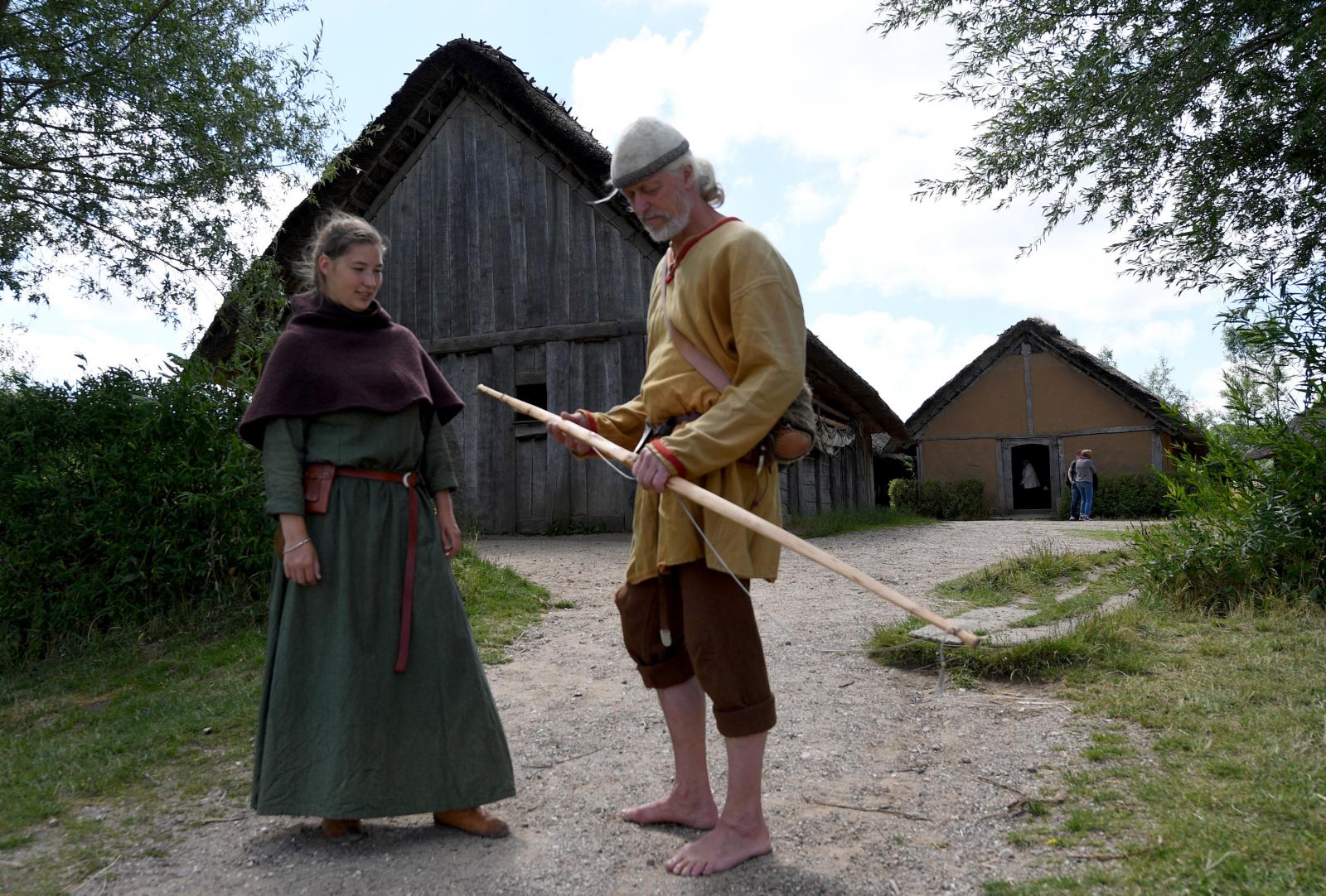 Viking ruhába öltözött alkalmazottak a németországi Busdorfban, a Haithabu viking faluban