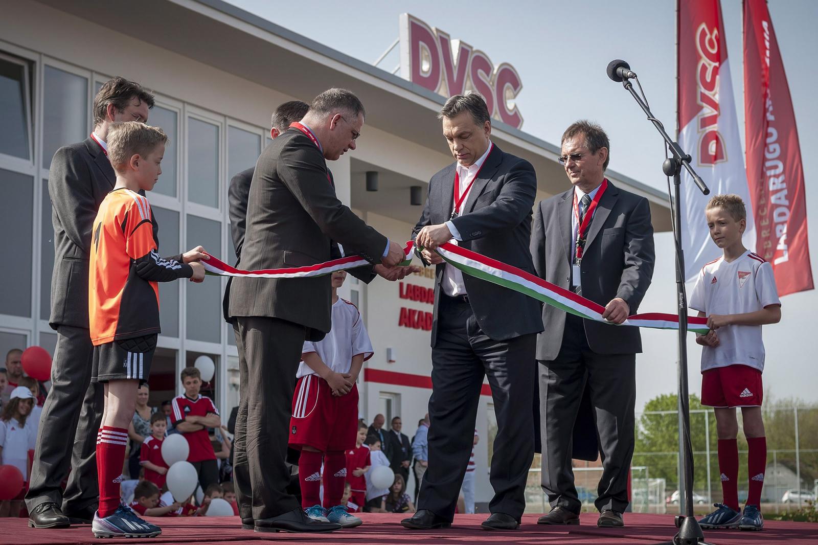 Orbán Viktor felavatja a Debreceni Labdarúgó Akadémia edzőközpontját 2013. áprilisában