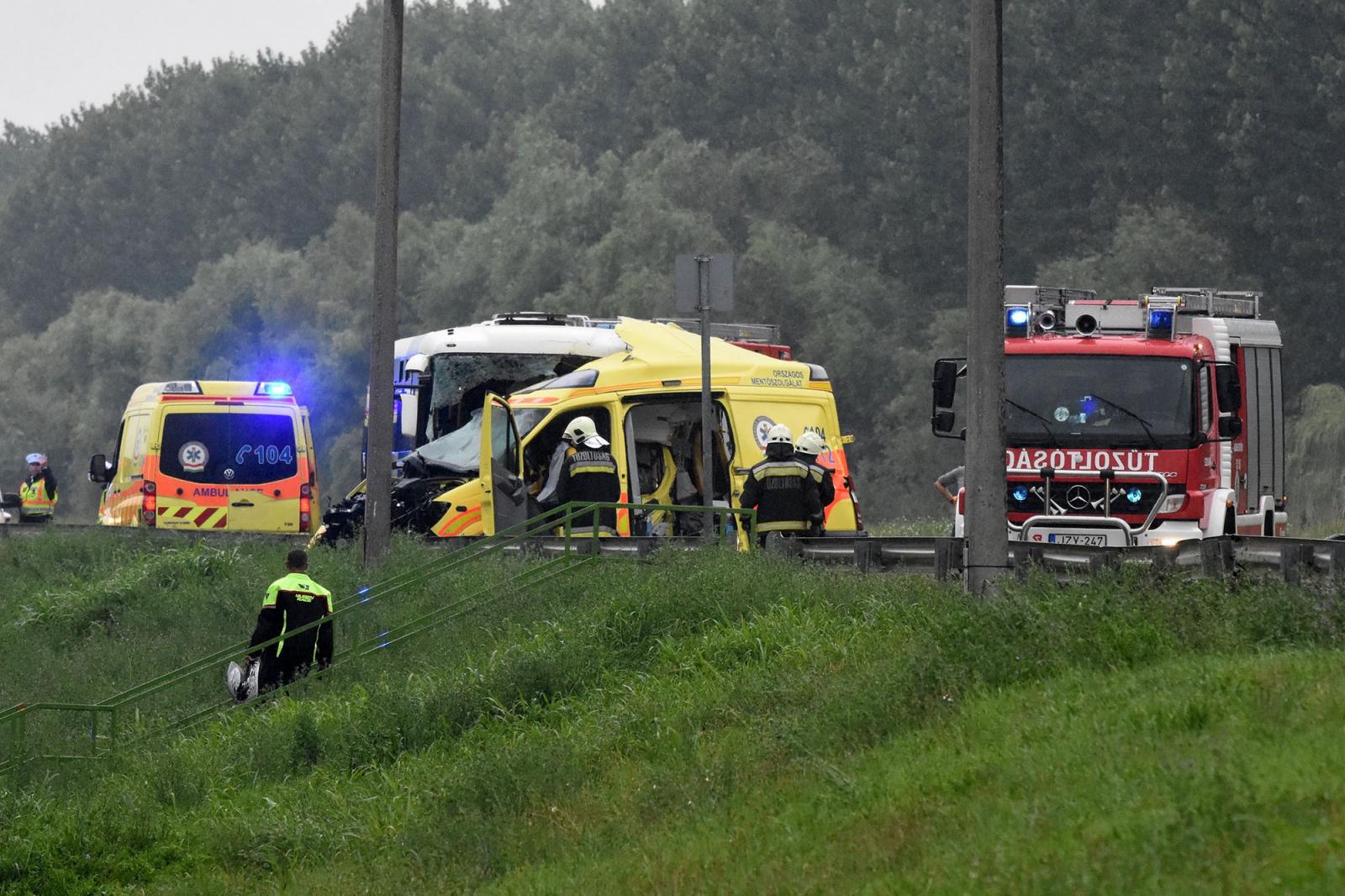 Összetört mentőautó Szolnokon a Debreceni úton 2018. június 27-én. A balesetben a mentőautó és egy utasokat szállító autóbusz üt