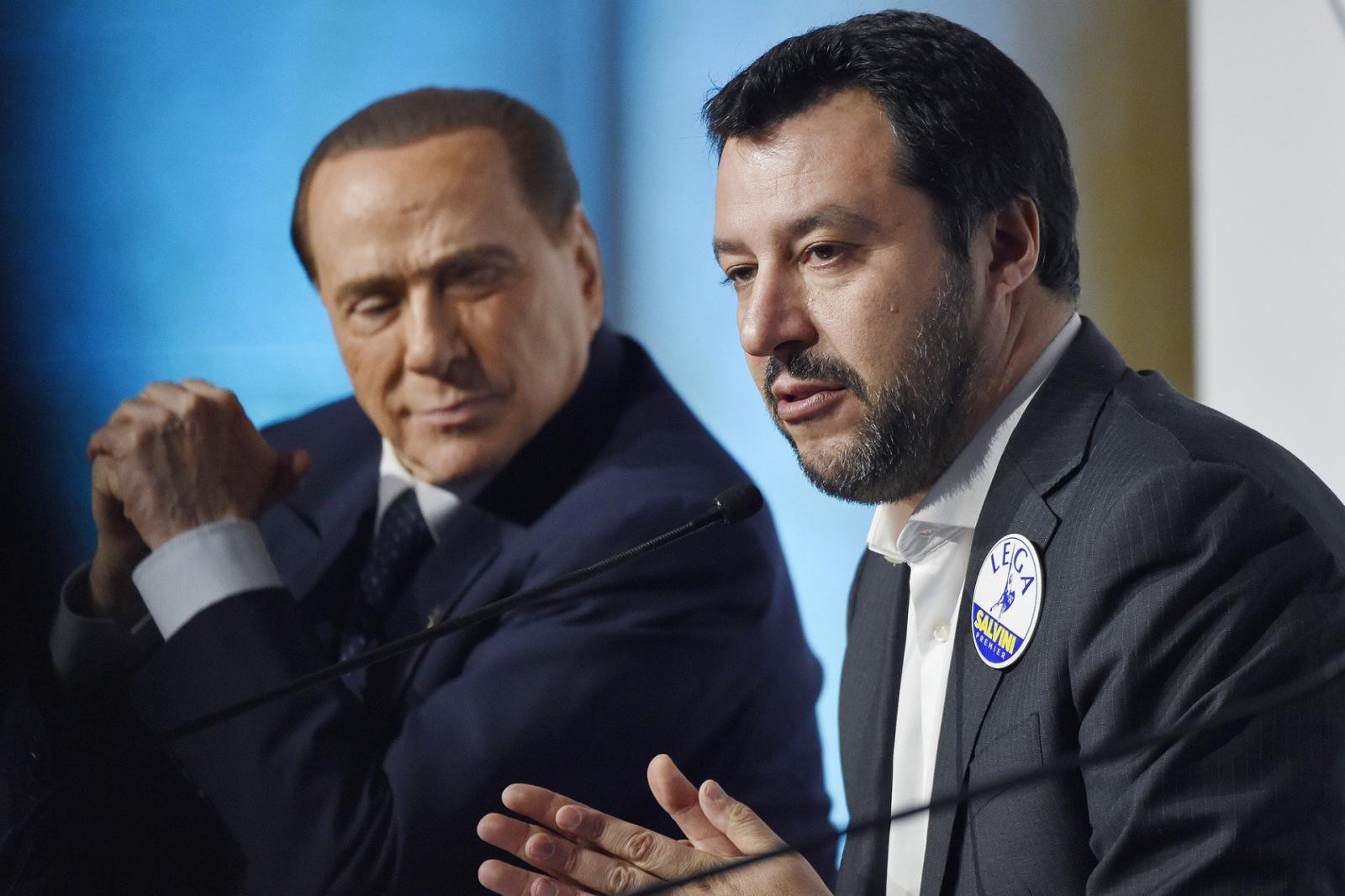 Matteo Salvini (jobbról) is bírálta Berlusconit