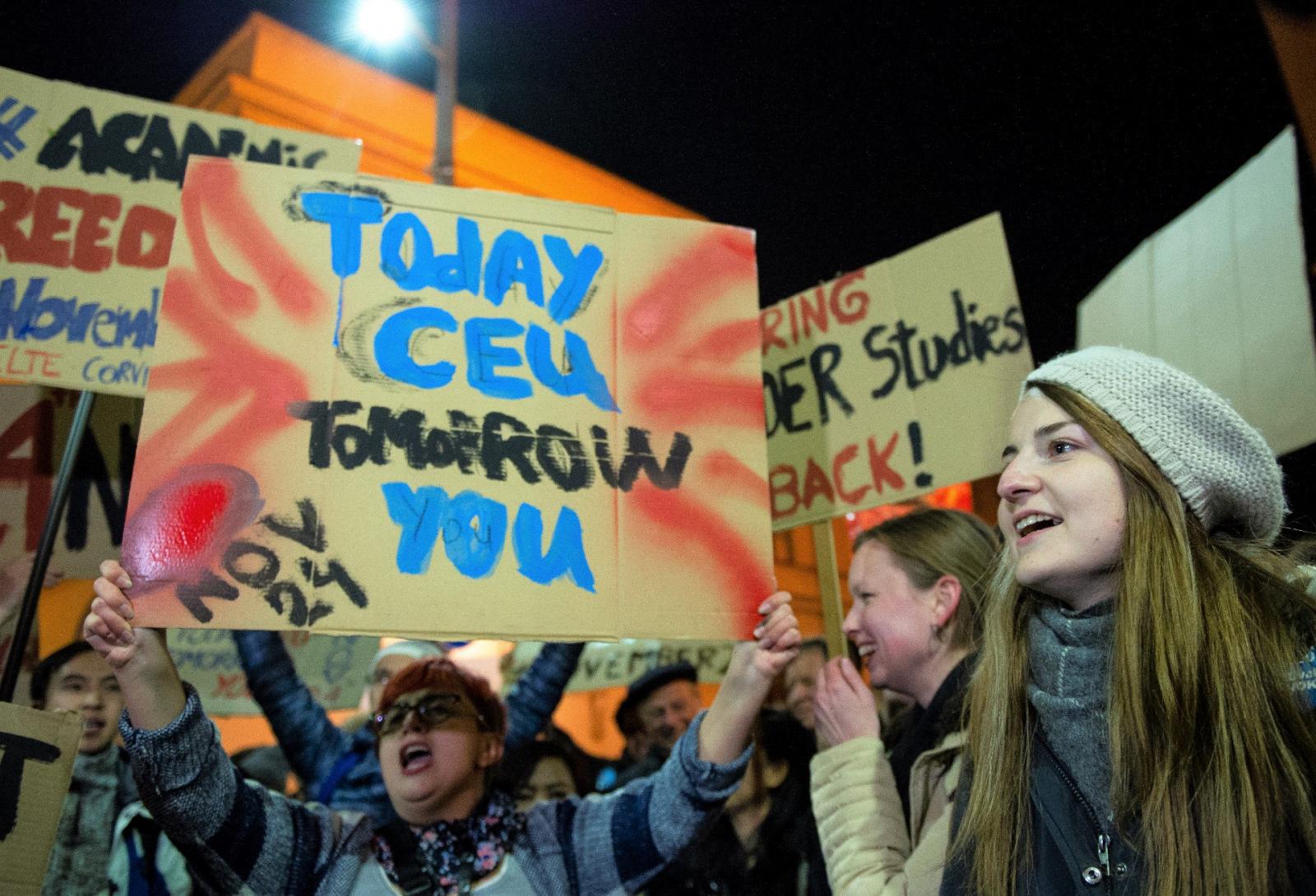 Tüntetők a Momentum 2018. november 16-i kormányellenes demonstrációján