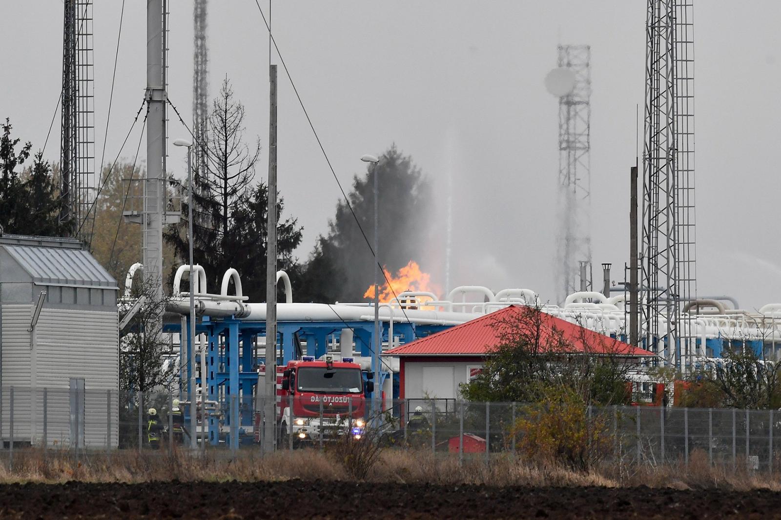 Vízsugarakkal oltják a tüzet a Mol nagyhegyesi gáztározójában 2018. november 20-án