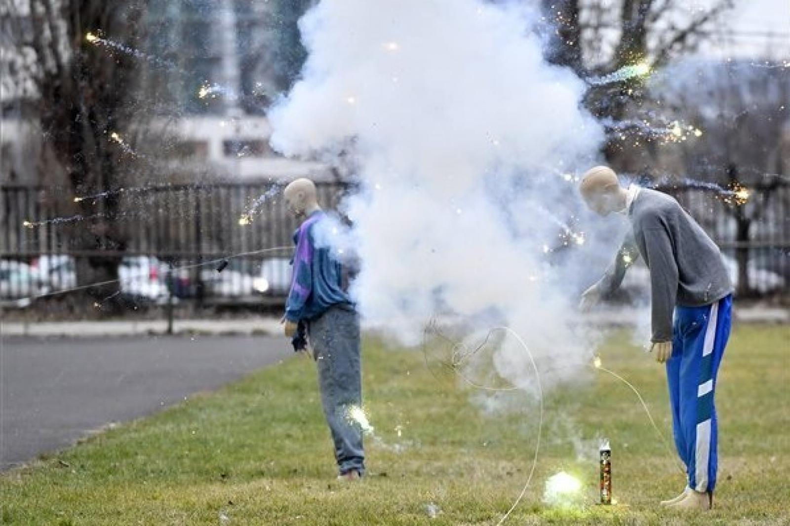 Pirotechnikai rakéta talál el egy bábut a rendőrség bemutatóján