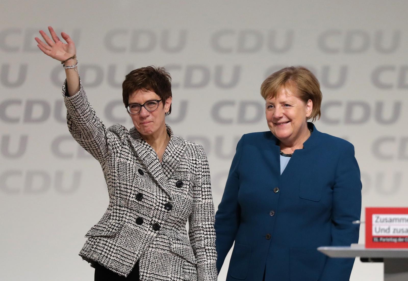 Annegret Kramp-Karrenbauer (balra) és Angela Merkel