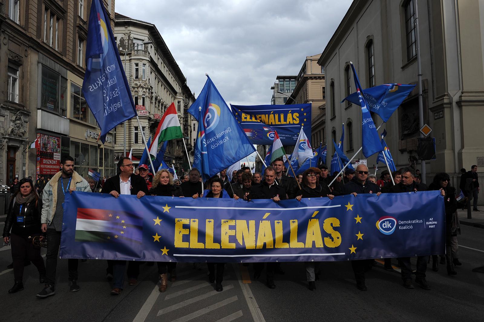 Nemzeti egységet! címmel tartott az ellenzék közös demonstrációt a Szabad sajtó úton