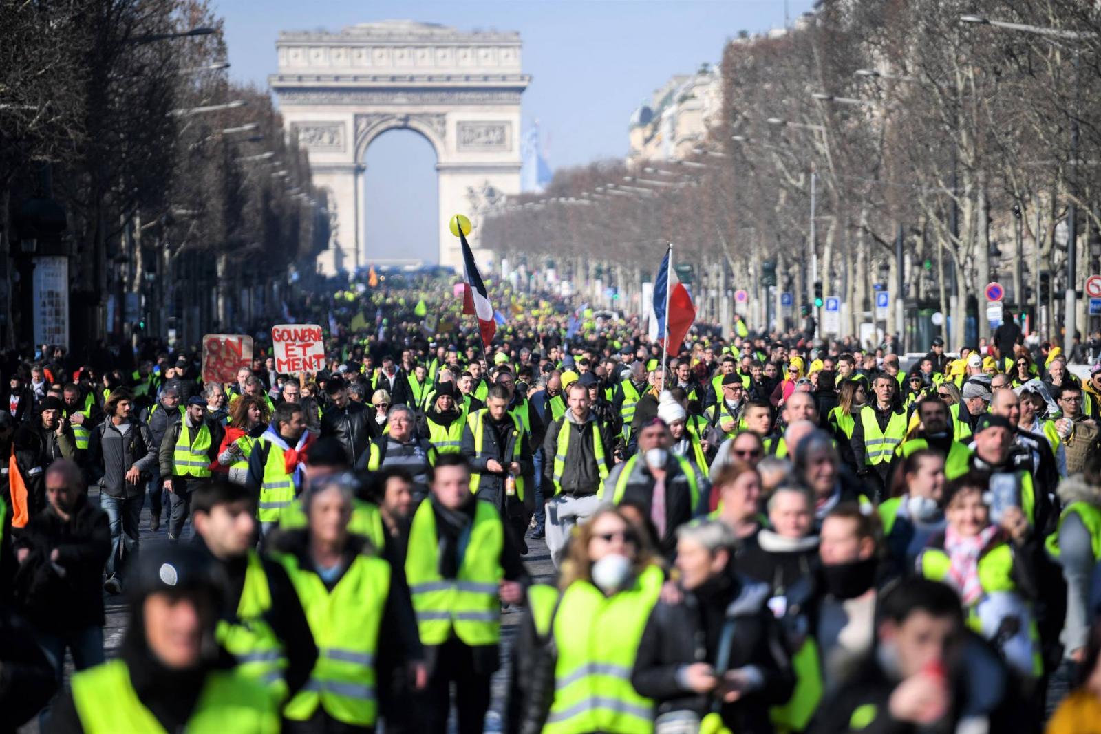 Nemcsak Párizs, de szinte az ös�- szes francia város főutcáját ellepték a csökkenő létszámú tiltakozók