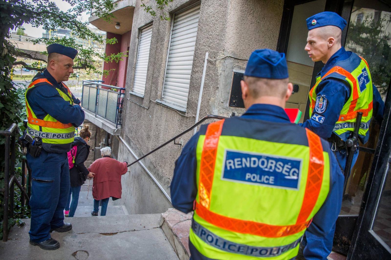 Motoros rendőr a lezárt Alkotás utcán