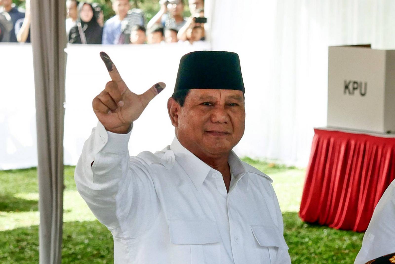 Prabowo Subianto festékes ujját mutatja