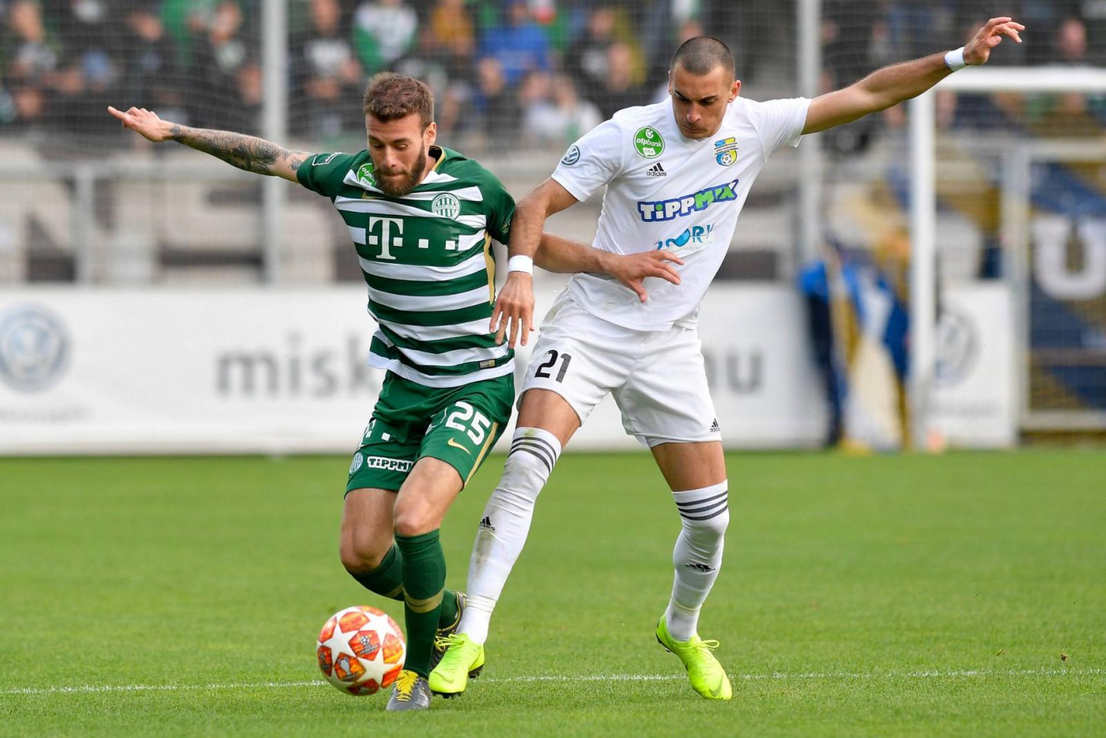 A ferencvárosi Miha Blazic (b) és a mezõkövesdi Stefan Drazic a labdarúgó OTP Bank Liga 28. fordulójában